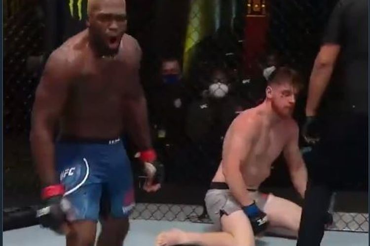 Derek Brunson (kiri) mengalahkan lawannya, Edmen Shahbazyan, pada laga kelas menengah di UFC Vegas 5, Minggu (2/8/2020) pagi hari WIB.