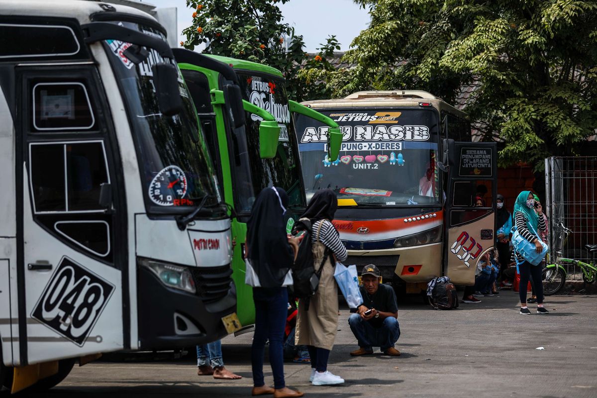 Calon penumpang bersiap naik bus di Terminal Kalideres, Jakarta Barat, Jumat (24/4/2020). Presiden RI Joko Widodo memutuskan untuk melarang mudik lebaran 2020 di tengah pandemi COVID-19 mulai 24 April guna mencegah perluasan penyebaran COVID-19 di wilayah Indonesia.