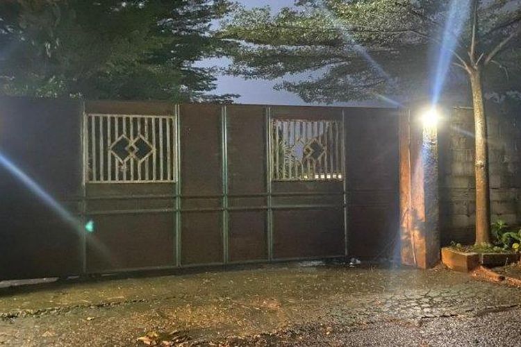 Lokasi ledakan di Klapanunggal, Bogor, yang lukai pemilik rumah, Rabu (12/6/2024). Peristiwa ini sedang diselidiki Polres Bogor bersama Densus 88 dan Jibom Gegana.