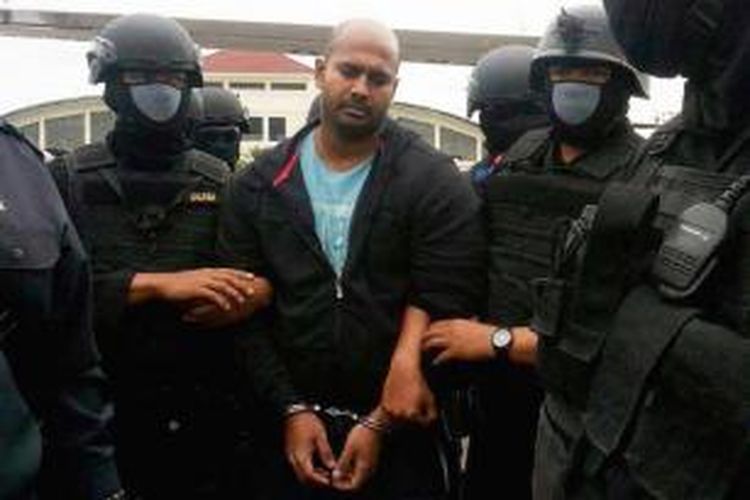 Polisi mengawal Myuran Sukumaran, seorang dari dua terpidana mati kasus narkotika kelompok Bali Nine, saat tiba di Cilacap, Jawa Tengah, Rabu (4/3/2015), lalu menuju Pulau Nusakambangan untuk menjalani eksekusi mati.