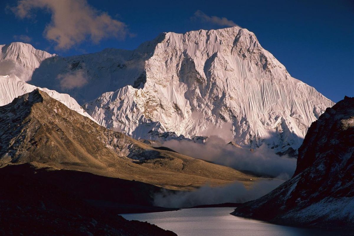 Gunung Chamlang di Taman Nasional Makalu-Barun, Nepal. Daniel Taylor turut menciptakan taman ini ketika bertualang mencari Yeti.