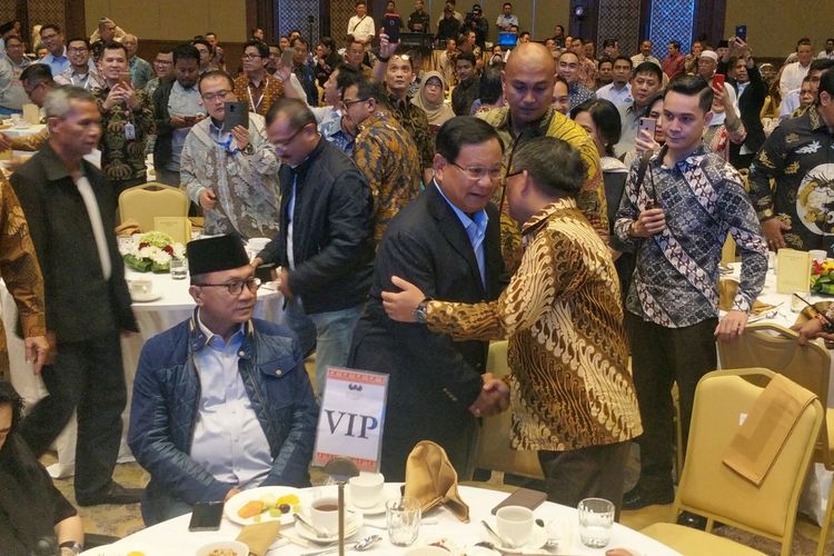 Pasangan capres-cawapres nomor urut 02 Prabowo Subianto-Sandiaga Uno menghadiri rapat konsolidasi juru kampanye nasional di Hotel Sultan, Jakarta, Jumat (15/3/2019) malam.