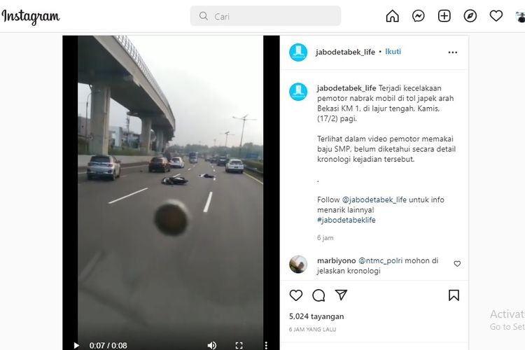 Screenshot video pelajar yang tertabrak mobil di tol Jakarta-Cikampek