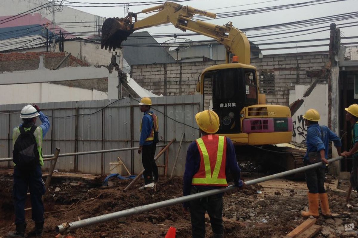 Bangunan untuk pembangunan MRT di ruas Jalan Fatmawati dibongkar, Selasa (28/2/2017).