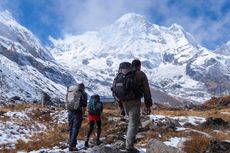 Pendakian ke Nepal Banyak Batal, Tiga Orang Ini Tetap Berangkat