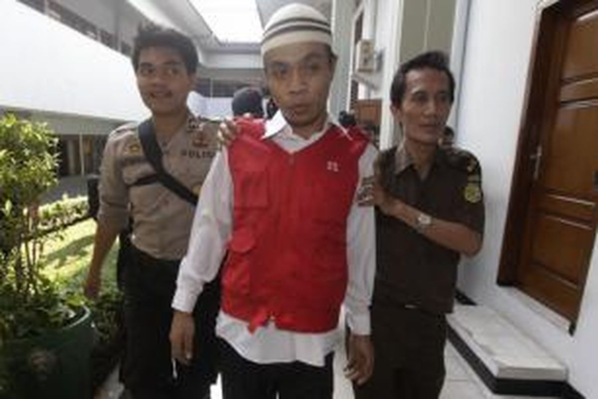 Terdakwa kasus kejahatan seksual di Jakarta International School (JIS), Virgiawan Amin hendak menjalani sidang perdana di Pengadilan Negeri Jakarta Selatan, Rabu (27/8/2014).