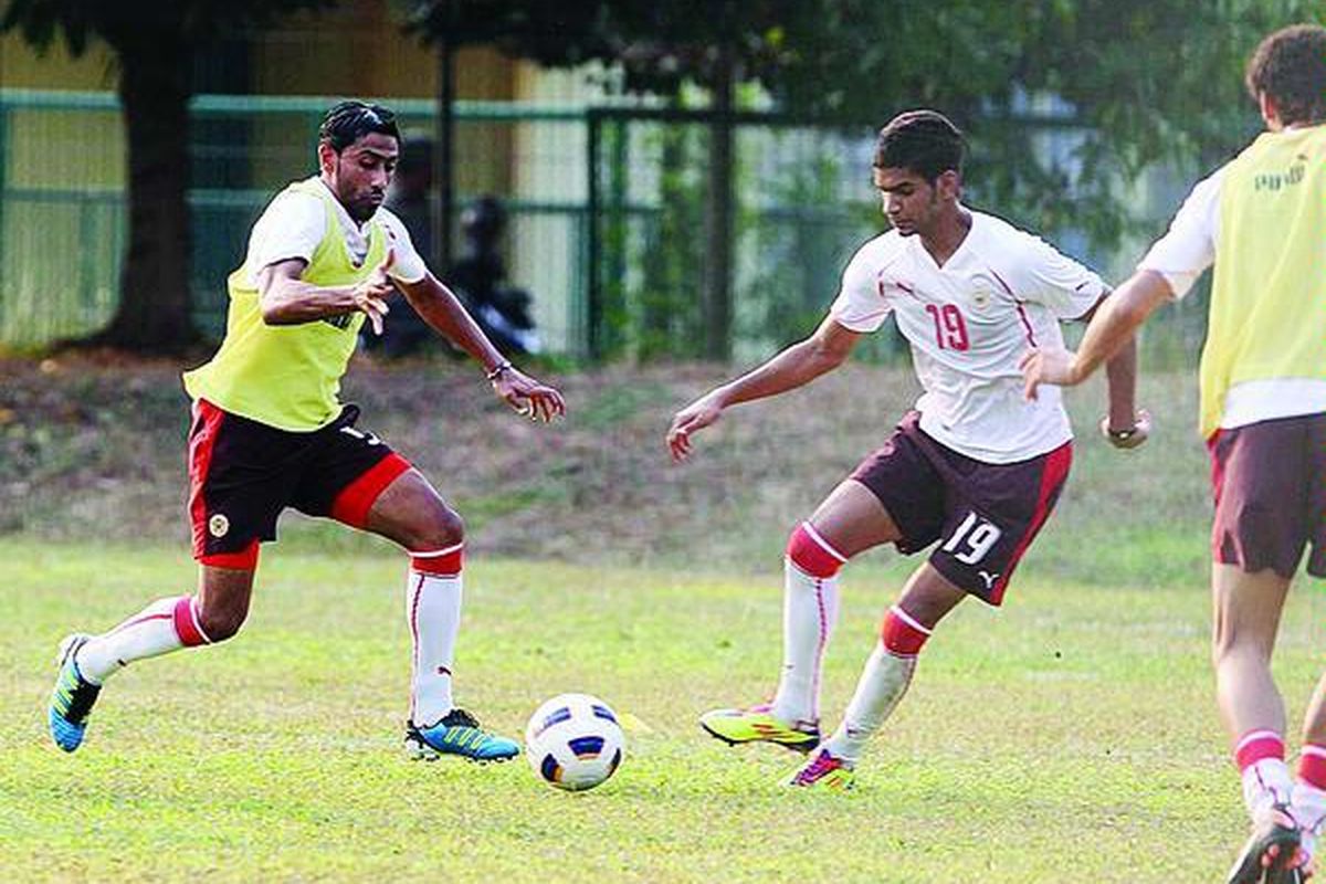 Pemain tim nasional sepak bola Bahrain berlatih di Lapangan C PSSI, kompleks Gelora Bung Karno, Senayan, Jakarta, Minggu (4/9). Indonesia akan menjamu Bahrain dalam lanjutan penyisihan grup Piala Dunia 2014 di Jakarta.