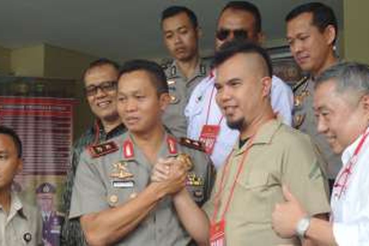 Ahmad Dhani berjabat tangan dengan Kapolda Metro Jaya, Irjen Pol Moechgiyarto, di Polda Metro Jaya, Jakarta Selatan, Senin (6/6/2016).