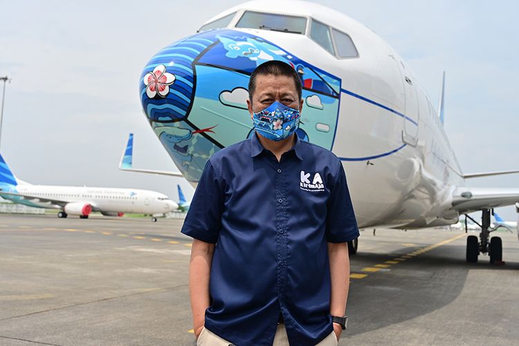 Garuda Indonesia president director Irfan Setiaputra standing in front of the Boeing 373-800 NG aircraft.  