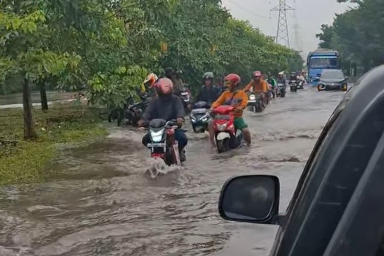 Perjuangan Buruh Pabrik Lewati Banjir di Kawasan Industri Medan, Ramai-ramai Motor Diangkut ke Truk