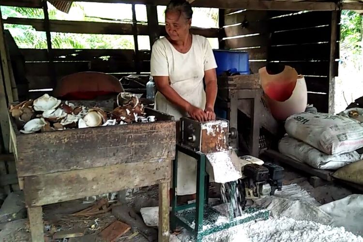 Proses pemarutan kelapa sebelum diolah menjadi minyak goreng di rumah Sumayati, Desa Sabuai, Kecamatan Kumai, Kabupaten Kotawaringin Barat