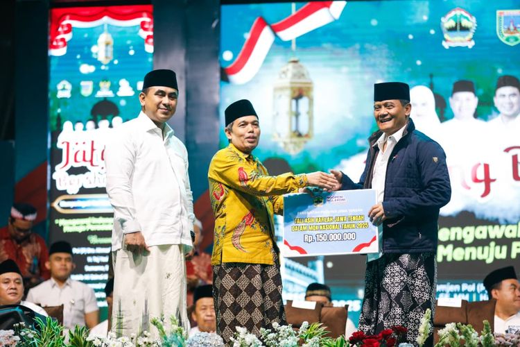 Gubernur Jateng Ahmad Luthfi menyerahkan bantuan prestasi senilai Rp 150 juta kepada kafilah musabaqoh tilawatil qutub Provinsi Jateng yang meraih juara dua.