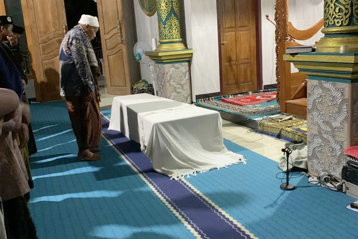 Jenazah Raihan Rafa Aldiansyah saat dishalatkan di masjid dekat rumahnya tadi malam, Rabu (15/10/2025). 