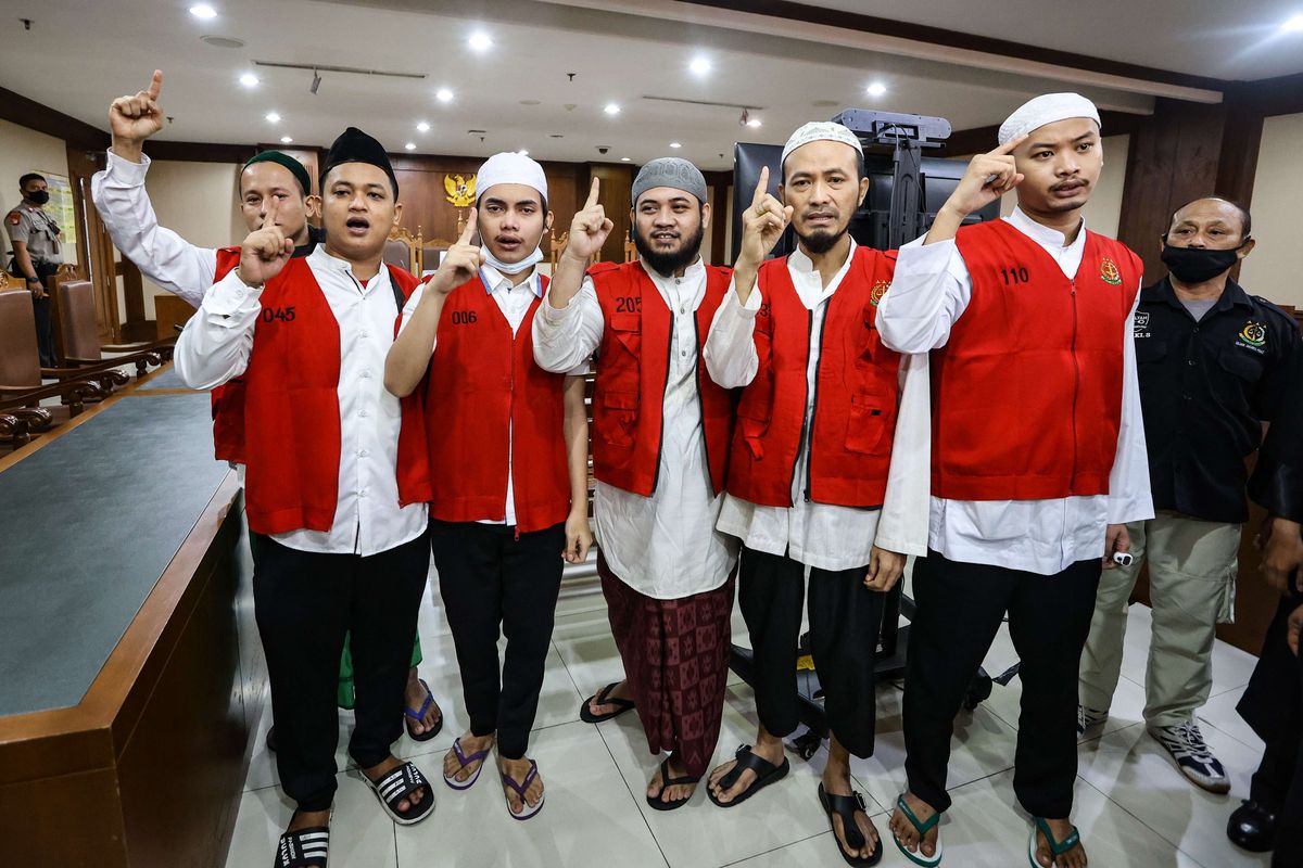 Terdakwa kasus pengeroyok pegiat media sosial Ade Armando, Komar (kiri), Al Fikri Hidayatullah (kedua dari kiri), Muhannad Bagja (ketiga dari kiri), Abdul Latif (ketiga dari kanan), Marcos Iswan (kedua dari kanan), dan Dhia Ul Haq (kanan) usai menjalani sidang vonis di Pengadilan Negeri Jakarta Pusat, Kamis (1/9/2022). Majelis hakim menjatuhkan hukuman pidana selama 8 bulan penjara dikurangi masa tahanan.