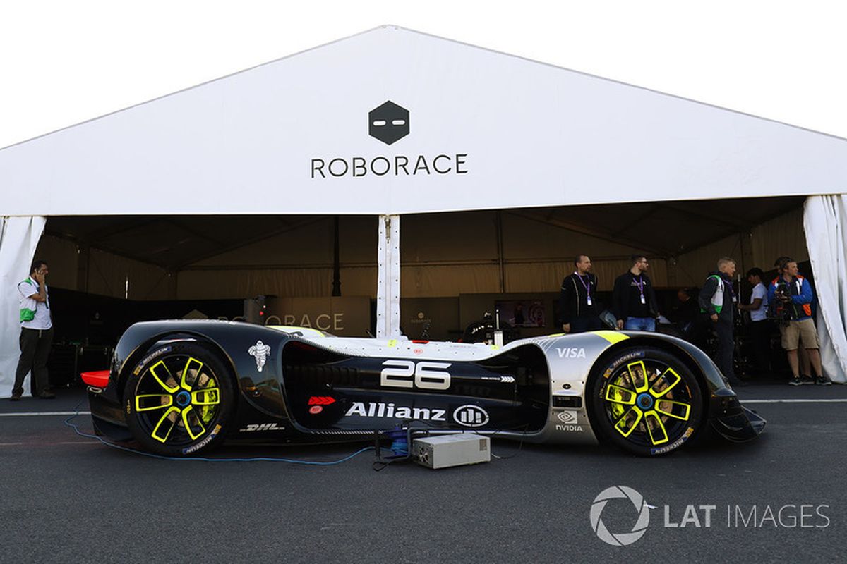 Mobil balap otonomos Robocar, yang bakal digeber di Roborace tahun depan.