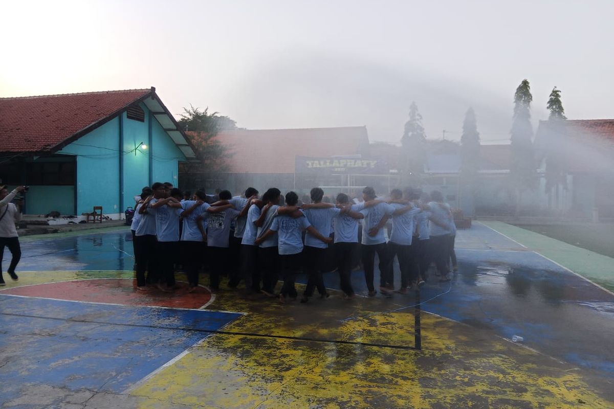 Damkar Situbondo Provinsi Jawa Timur bantu video klip kelulusan SMAN Panarukan.