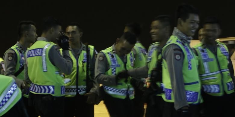 Polisi-polisi muda Satuan Pengendalian Massa (Dalmas) Polres Cirebon, sedang berganti tugas di Posko Tol Palimanan, Ahad (12/7/2015).