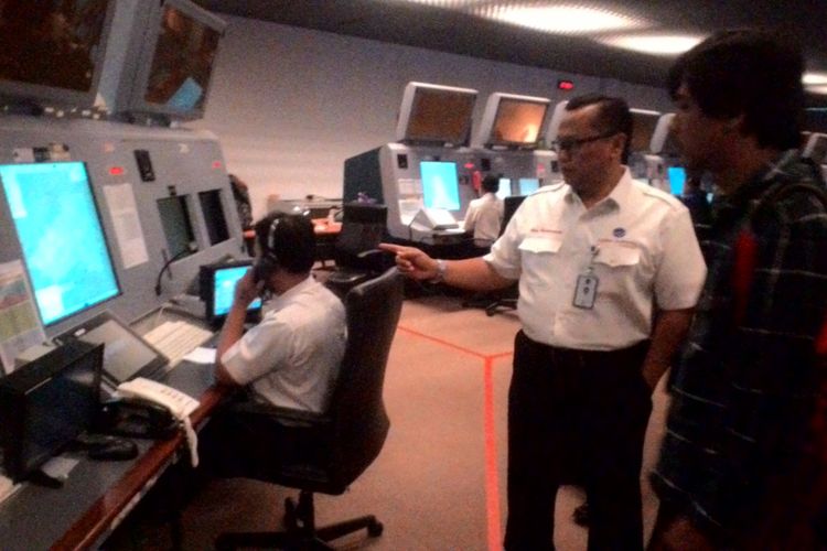 General Manager AirNav Indonesia Cabang Utama Makassar Air Traffic Service Center (MATSC), Novy Pantaryanto memperlihatkan ruang kontrol lalulintas udara Upper Papua di kantornya, Rabu (4/4/2018).