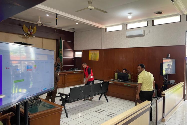 Aditya Alias Adit terdakwa kasus penganiayaan Mantan Ketua Komisi Yudisial (KY) saat memasuki ruang sidang untuk mengikuti sidang putusan di Pengadilan Negeri (PN) Bale Bandung, Beleendah, Kabupaten Bandung, Jawa Barat pada Selasa (21/11/2023).