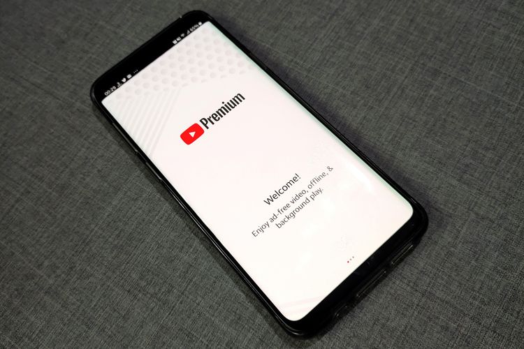 Tampilan YouTube Premium di smartphone