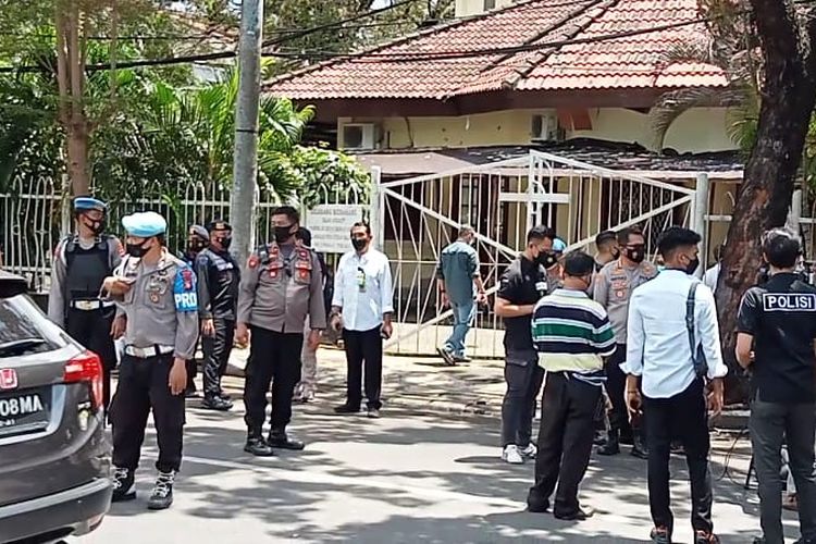 Polisi menggelar olah TKP di depan Gereja Katedral Makassar, Jalan Kajaolalido, Kecamatan Ujung Pandang, Sulawesi Selatan, Senin (29/3/2021).