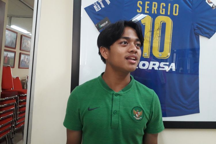 Gelandang timnas U-16 Andre Oktaviansyah saat berkunjung ke Redaksi Tabloid Bola, Palmerah, Jakarta, Kamis (4/10/2018).