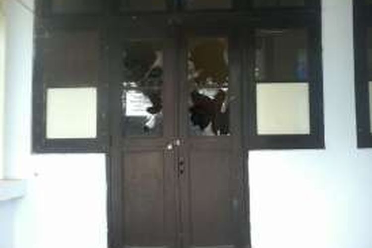 Kaca-kaca jendela kantor Balai Kota Makassar pecah setelah penyerangan oleh anggota Sabhara Polrestabes Makassar dan Polda Sulawesi Selatan pada Sabtu (6/8/2016) malam hingga Minggu (7/8/2016) dini hari.