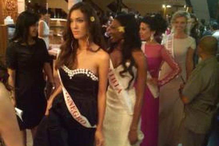Sejumlah kontestan Miss World bersiap mengikuti upacara pembukaan Miss World 2013 di Hotek Westin, Nusa Dua, Bali, Minggu (8/9/2013).