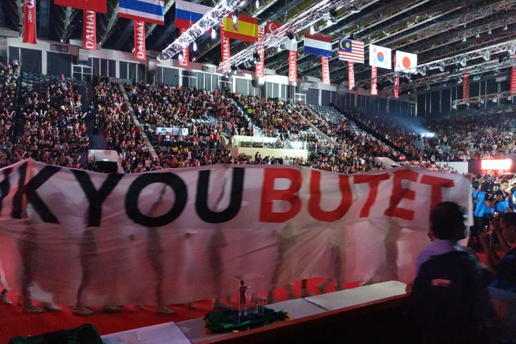 Spanduk raksasa bertuliskan #THANKYOUBUTET membentang di Istora Senayan, Jakarta, pada acara perpisahan Liliyana Natsir, Minggu (27/1/2019).