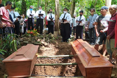 Jenazah Kakak Adik Korban Longsor di Banyumas Dimakamkan Satu Liang Lahat