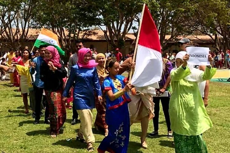 Para ibu Dharma Wanita, staf KBRI Dakar, dan anak-anak Indonesia ikut serta dalam defile budaya di ajang World Cultural Month 2014 di Dakar, Senegal.