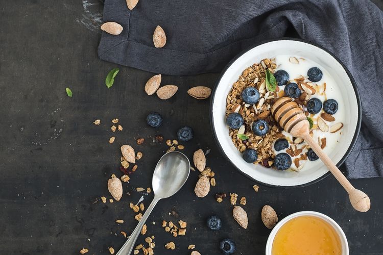 Ilustrasi sarapan sehat dengan kandungan gandum utuh dan biji-bijian.