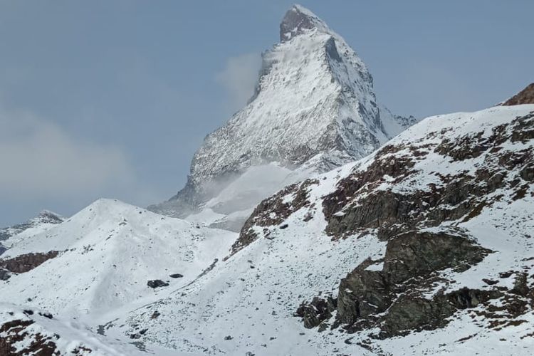 Gunung Matterhorn yang terkenal, tengah didaki pecinta alam Indonesia dari Wanadri.