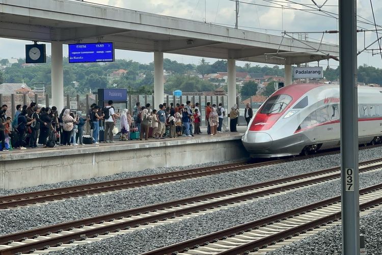 Tahan Pintu Whoosh karena Barang Tertinggal, Penumpang Picu Keterlambatan 2 Menit