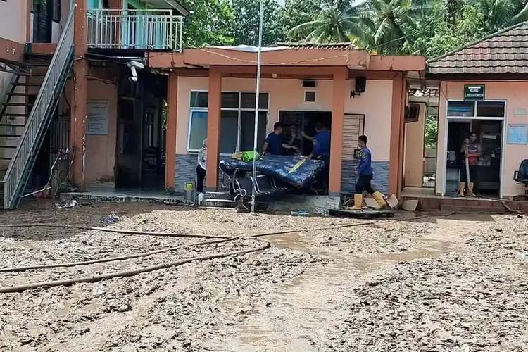 Banjir Bandang Terjang Sukabumi, Puskesmas Palabuhanratu Terendam hingga 1 Meter dan Tertutup Lumpur