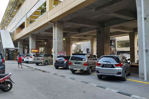 Parkir Liar Okupasi Jalur Khusus Disabilitas di Trotoar Stasiun MRT Haji Nawi
