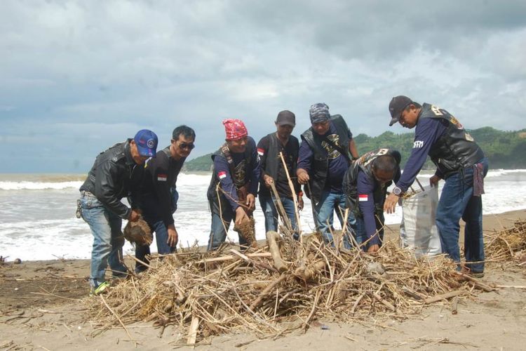 Plt Bupati Trenggalek Ajak Komunitas Motor Bersihkan Pantai