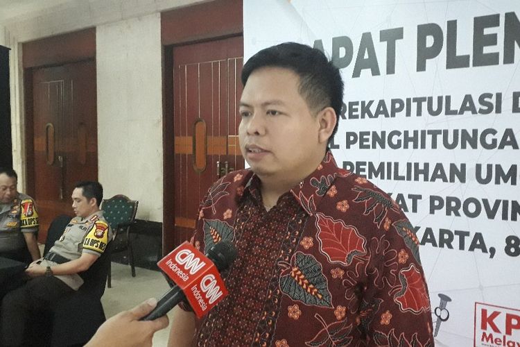 Komisioner KPU DKI Jakarta Nurdin memberikan keterangan kepada wartawan di Hotel Bidakara, Sabtu (11/5/2019).