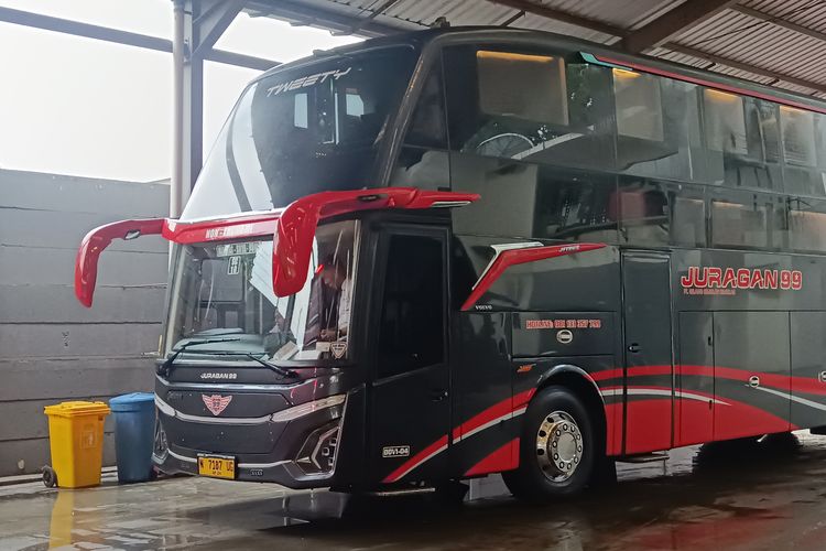 Bus tingkat sleeper PO Juragan 99 Trans 