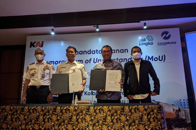 Penandatanganan Memorandum of Understanding (MoU) kolaborasi strategis PT Transjakarta dan PT Kereta Api Indonesia (KAI) di Hotel Borobudur, Jakarta Pusat, Rabu (15/6/2022).