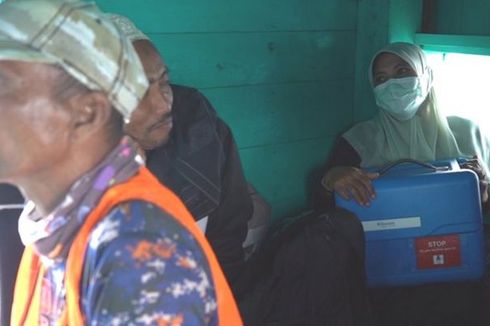 Cerita Arina Pangku Kotak Biru Berisi Vaksin Covid-19, Naik Kapal Penumpang Selama 4 Jam Menuju Pulau Aceh