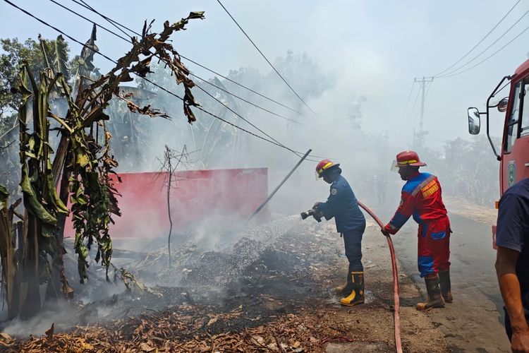 Kebakaran TPS di Desa Arahan Lor Indramayu Diduga Dipicu Puntung Rokok yang Dibuang Sembarangan
