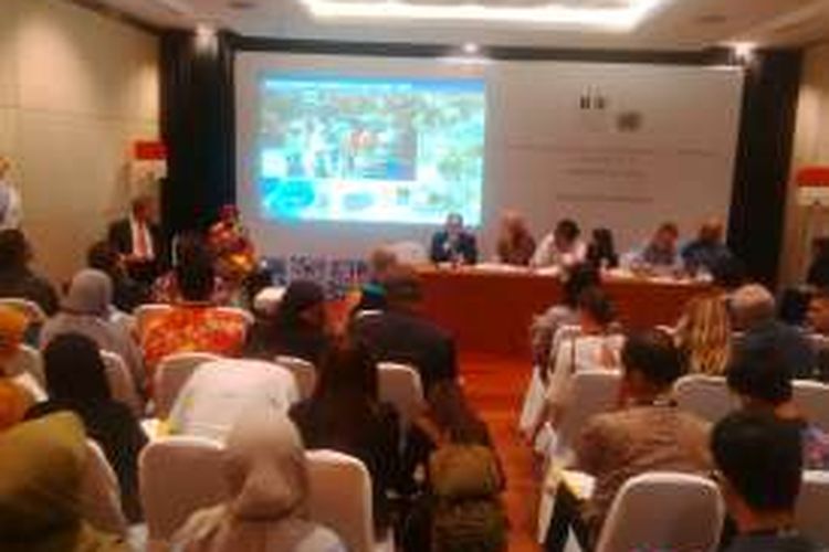 Wali Kota Surabaya Tri Rismaharini menjadi pembicara di salah satu forum pada acara Prepcom III UN Habitat di Surabaya, Jawa Timru, Selasa (26/7/2016).