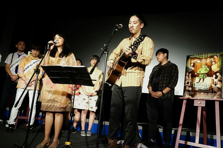 Penyanyi Hiroaki Kato bersama Arina Mocca saat tampil di pemutaran film Keluarga Cemara di Sakurazaka Theater, Naha, Okinawa, Jepang, Kamis (18/4/2019). 