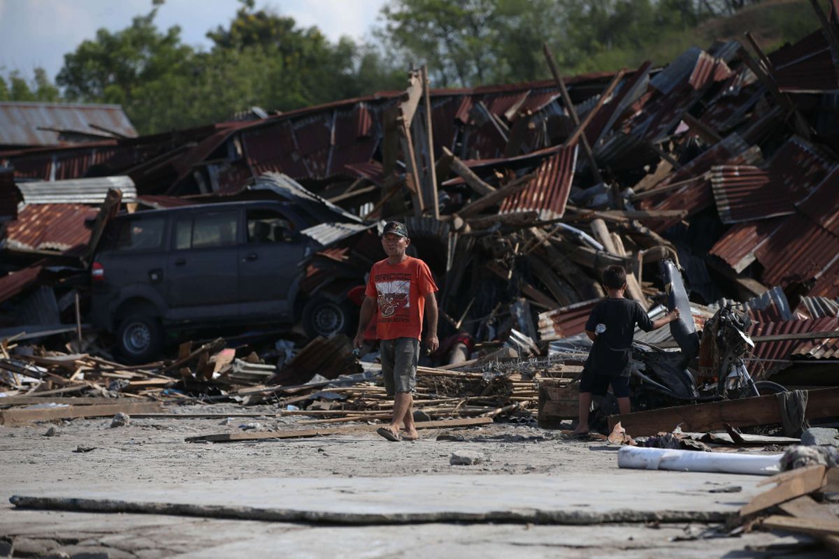 Kerusakan akibat gempa bumi dan tsunami di Dupa Tondo, Kelurahan Layana, Kecamatan Mantikulore, Kota Palu, Sulawesi Tengah, Selasa (2/10/2018). Di area kompleks mebel dan pergudangan ini luluh lantak akibat gempa dan diterjang tsunami.