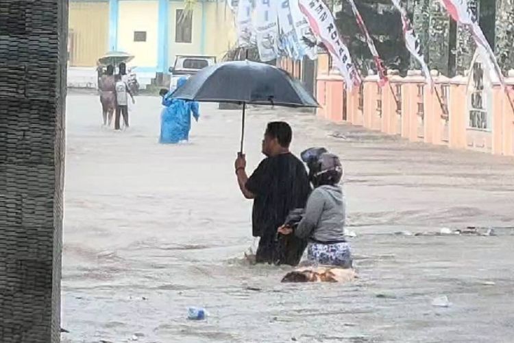 Salah satu titik banjir di Desa Semayap, Kotabaru, Kalsel yang terendam akibat tingginya intensitas hujan yang turun sejak Kamis, (23/6/2022) dini hari. 