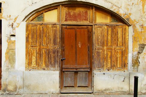 Perlukah Mengganti Kusen Pintu yang Dimakan Rayap? 