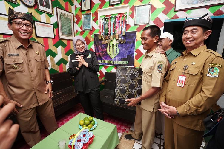 Bupati Banyuwangi Ipuk Fiestiandani saat mengunjungi Cak Dur di SDN 03 Sepanjang, Glenmore.