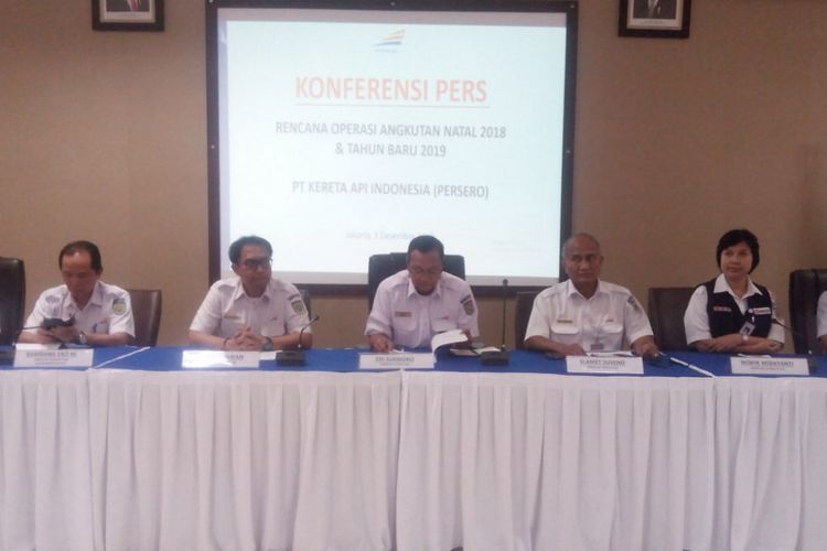 Direktur PT Kereta Api Indonesia (PT KAI), Edi Sukmoro (tengah) dalam konferensi pers di Jakarta Railway Center (JRC), Jakarta Pusat, Senin (3/12/2018).