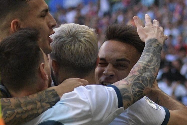 Lautaro Martinez merayakan gol bersama rekan-rekannya pada laga Qatar vs Argentina dalam lanjutan Copa America 2019 di Gremio Arena, 23 Juni 2019. 